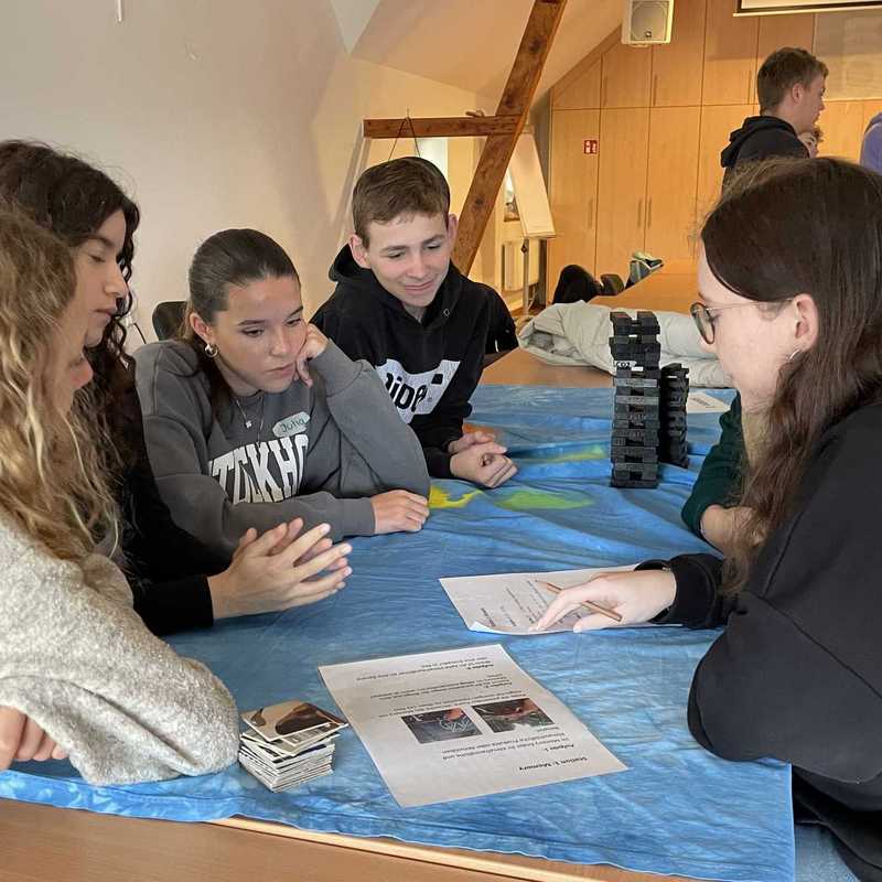 Schüler:innen in intensiver Diskussion über Werte