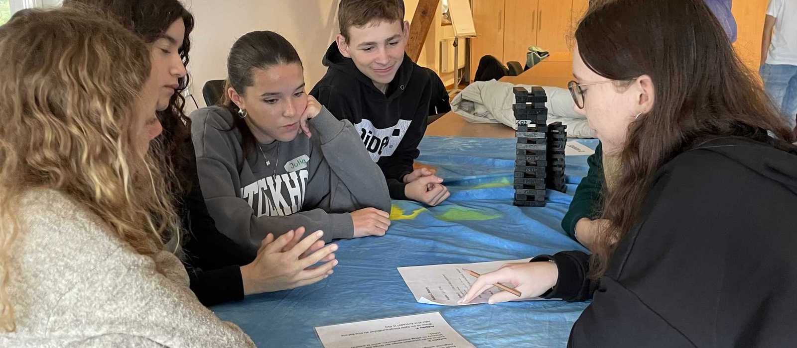 Schüler:innen in intensiver Diskussion über Werte