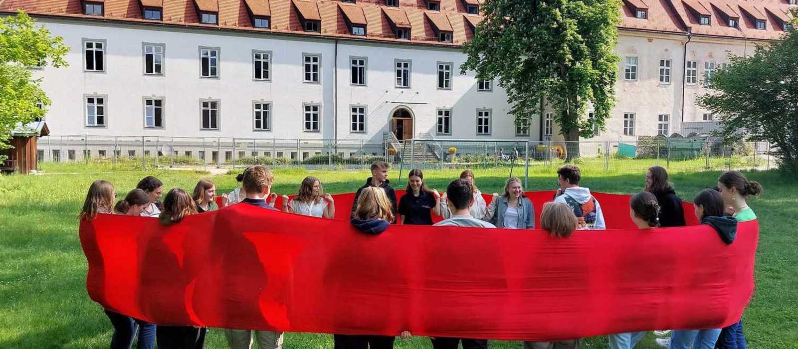 Jugendliche bei einem Seminar vor dem Aktionszentrum Benediktbeuern