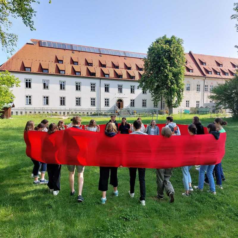 Jugendliche bei einem Seminar vor dem Aktionszentrum Benediktbeuern